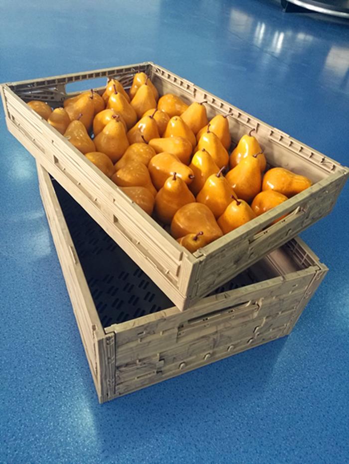 Nestable and stackable plastic crate